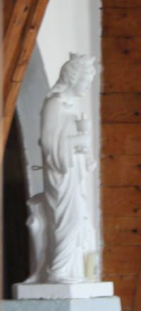 Szent Borbála szobor oldalról a brennbergi templomban